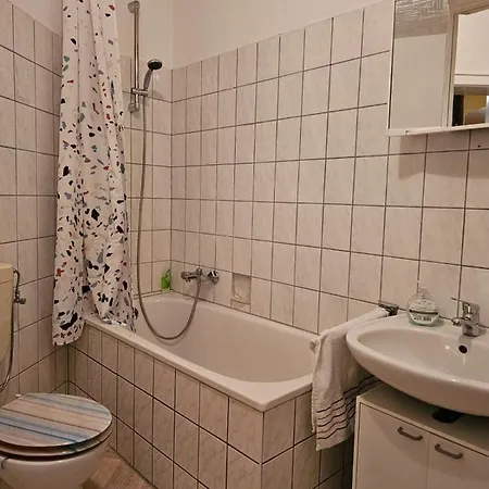 Eigener Eingang, 1-zimmer Mit Bett Und Grosse Wohnkueche Mit Schlafcouch דירה