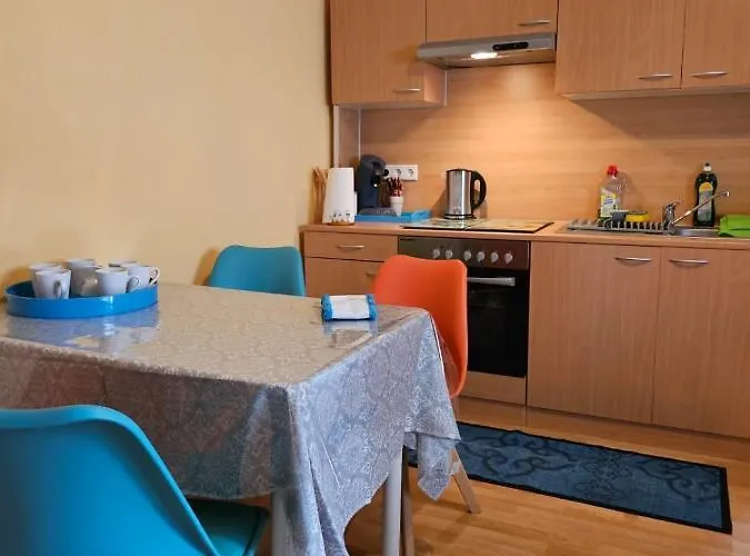 Eigener Eingang, 1-zimmer Mit Bett Und Grosse Wohnkueche Mit Schlafcouch Lägenhet