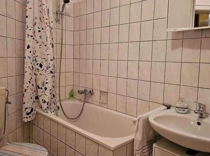 Eigener Eingang, 1-zimmer Mit Bett Und Grosse Wohnkueche Mit Schlafcouch Lägenhet